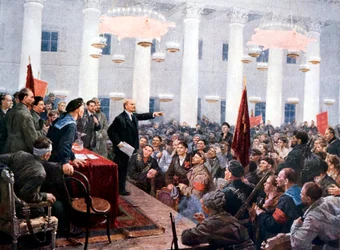Lenin harrangert varamedlemmer fra den andre sovjetiske kongressen, Smolny-palasset, St. Petersburg, 1917