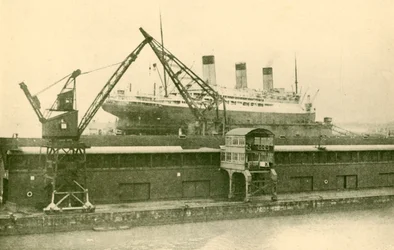 Løfter en majestetisk 56 551 tonn i flytebrygga i Southampton, c1930.