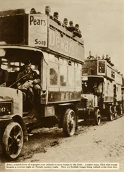 London-busser tar skotske tropper til fronten, første verdenskrig, 1914, 1935.