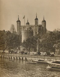 Londons eldste og nyeste offentlige bygninger fra Tower Bridge, c1935.