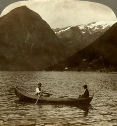 Ser over Essefjorden fra Tjugum til isdekket Kjeipen, Norge, c1905.