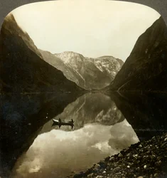 Ser ned den dype, stille Naerofjorden, fra nær Gudvangen, Norge, ca 1905.