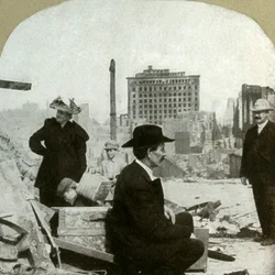 Ser østover fra hjørnet Pine og Stockton, og viser ruinene av Mills Building, 1906.