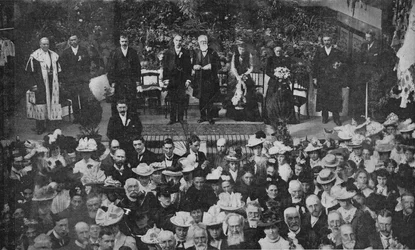 Lord Strathcona åpner frikirkebasaren i sin fødeby Forres, 1900
