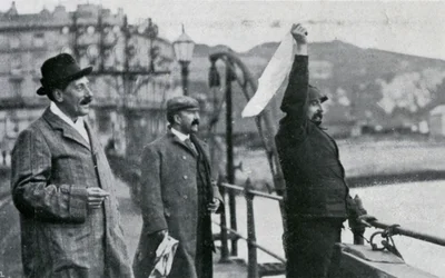 Louis Blériot på brygga i Dover etter sin flytur over Den engelske kanal, 25. juli 1909