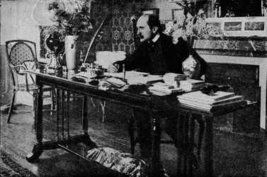 M. Rostand i biblioteket hans, c1902, 1903