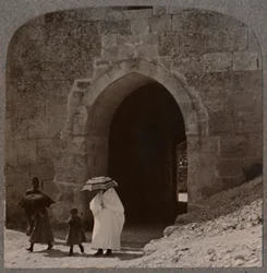 Mahommedanske kvinner kommer inn i Jerusalem ved Herods Gate, ca 1900