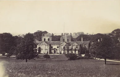 Herregård med to tårn sett fra eiendommen, 1860-tallet.