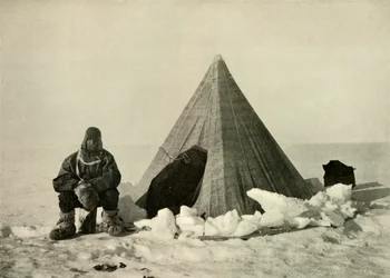 Marshall utenfor et telt, ved leiren, c1908, 1909.