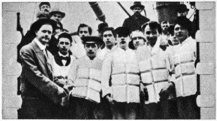 Medlemmer av mannskapet på Titanic i redningsvestene sine, 1912
