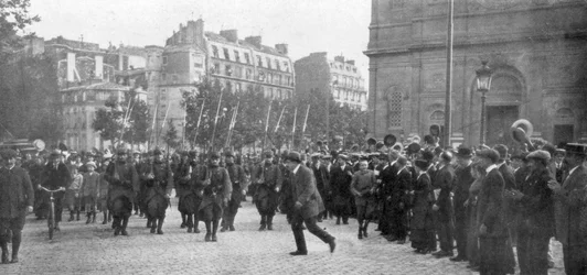 Mobiliserte franske tropper marsjerte i Paris, Frankrike, august 1914