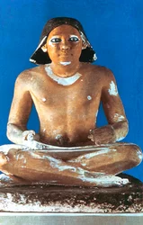 Modell av en sittende skriver, gammel egyptisk, 5. dynasti, 2498-2345 f.Kr.