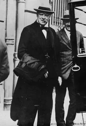 Mr. Churchill dro til fredskonferansen i Paris, 1919, 1945
