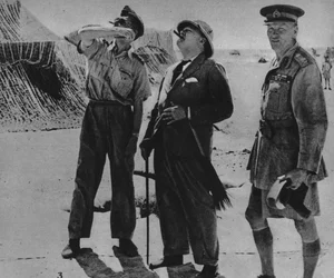 Mr. Churchill med Sir A. Tedder og Gen. Auchinleck., 1942