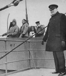 Mr Churchill med et britisk og amerikansk våpenmannskap, 1943-44