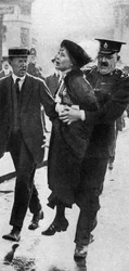 Fru Pankhurst, arrestert utenfor Buckingham Palace, London, 1914, 1935