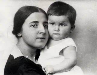 Nadezjda Allilujeva, Josef Stalins andre kone, og deres datter Svetlana Allilujeva, 1927