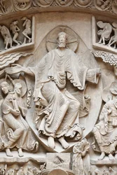 Nasjonalmuseet for franske monumenter. Sainte-Marie-Madeleine-basilikaen, Vézelay. Vestfasade. Kristus i herlighet. Avstøpning. Nærbilde, Paris, Frankrike