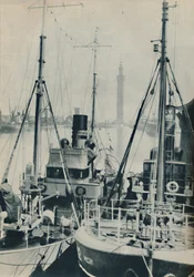 Naval Trawler, HMS Liffy sammen med et Grimsby fiskefartøy i Grimsby Docks, 1937