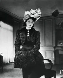 Nina Ricci-antrekk båret av motemodellen Gabrielle, Frankrike, januar 1943