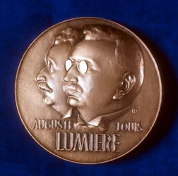 Forside av medalje til minne om 50 år med kinematografi av Lumiere-brødrene, 1945