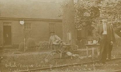 En gammel mann sparer noen få gjenstander etter mobbvold. Mange ble fattige og hjemløse#39;, 1908. 
