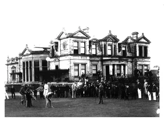 Gamle Tom Morris utenfor Old Course Clubhouse på St Andrews i Skottland, ca 1900