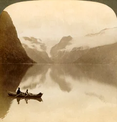 Ved den dystre Oldensjøen, mellom skydekkede fjell, til Maelkevoldbreen, Norge, 1905.