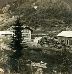 På den pittoreske Telemarksveien - skiftende hester ved Grundesbro skyds stasjon, Norge, c1905.