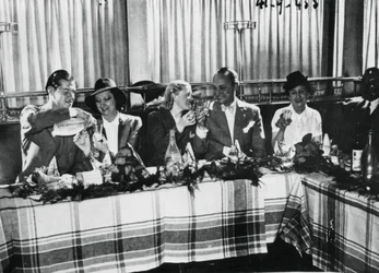 Åpning av en restaurant av populære franske sangere, Paris, september 1941