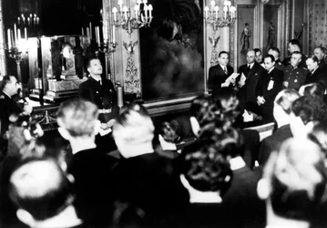 Otto Abetz, tysk ambassadør i Frankrike, holder en pressekonferanse, Paris, 15. desember 1940