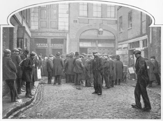 Utenfor et suppekjøkken, Grays Yard, Marylebone, London, c1903 1903