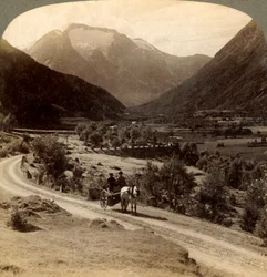 Over fruktbare åkre i Videdalen, nær Skaare, til Mr. Skaalas isete høyder 6360 ft. Norge, 19