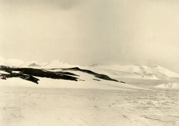 En del av Queen Alexandra Range 1500 Feet Up The Glacier, c1908, 1909.