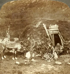 Folk fra det iskalde Nord-Lapp hjem og familie, nær Tromsø, Norge, c1905.