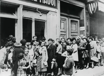Folk i kø utenfor en melkebutikk, tyskokkuperte Paris, 26. juli 1940