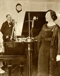 Utøvere som synger en duett i et av studioene til 2LO, Savoy Hill, London, 1923, 1935.