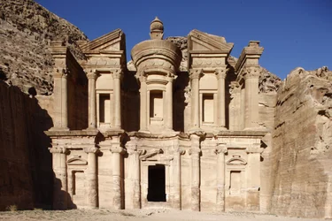 Petra arkeologiske sted: Al-Dier, eller klosteret (oppkalt etter en tidligere bruk av graven), den største graven i Petra, Petra, Jordanie