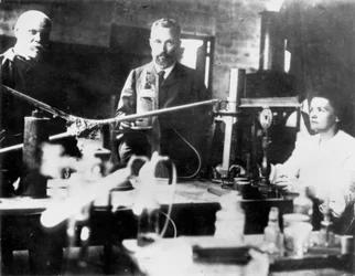 Pierre og Marie Curie, franske forskere, på jobb i laboratoriet