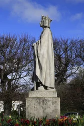 Poissy kollegiale kirke. Statue av Saint Louis. Profil, Poissy, Frankrike