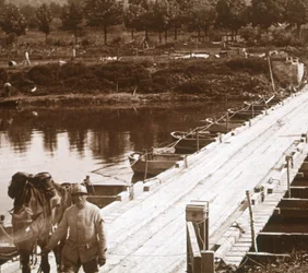 Pontongbro over elven Aisne ved Venizel, Aisne, Frankrike, c1914-c1918