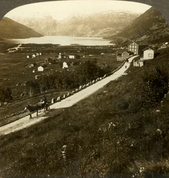 Vakker landsby med fjellvegger og Roldalssjøen, på det robuste Vestlandet, ca 1905.