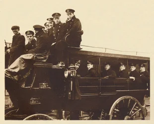 Prins Albert, ankommer Devonport for å gå ombord på krysseren Cumberland, 1913, 1937