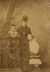 Prinsesse Ekaterina Mikhailovna Yurievskaya med barna Georgy og Olga, slutten av 1870-årene-begynnelsen av 1880-årene.