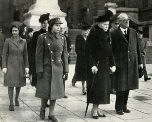 Dronning Mary, prinsesse Elizabeth, prinsesse Margaret..., våpenhviledagen, 1945, 1951.