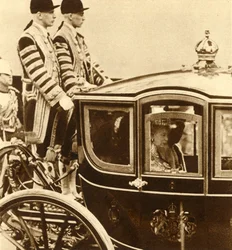 Dronning Mary, i sin vogn av glass, akkompagnert av Dronning Maud av Norge, 1937