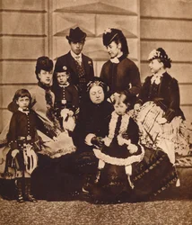 Dronning Victoria med sin svigerdatter og sine barnebarn, ca. 1880, 1935