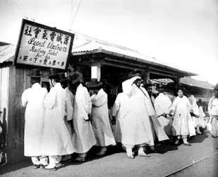 I kø for jernbanebilletter, Seoul, Korea, 1900