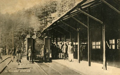 Jernbanestasjon, c1918-c1939.