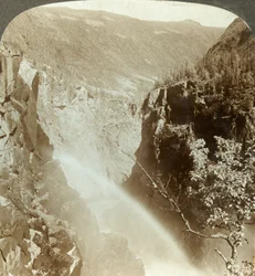 Regnbue i sprayen på Rjukanfos, Norge, c1905.